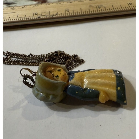 Vtg Prairie Girl Pendant In Blue Bonnet & Blue & White Dress On A Necklace Chain - Picture 5 of 14